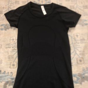 black tight lululemon top
